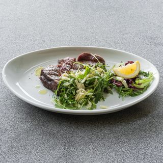 Tagliata di scottona con rucola e grana