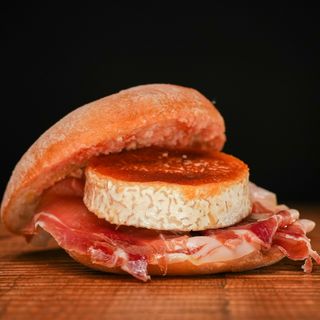 Queso de cabra y jamón ibérico