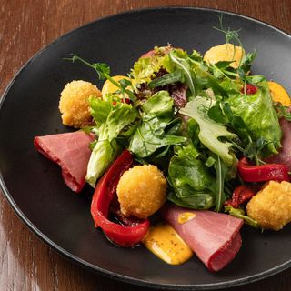 Салат с копченой телятиной и сырными шариками