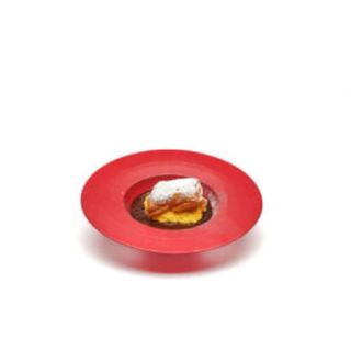 Hojaldre Relleno De Crema Sobre Fondo De Chocolate Caliente