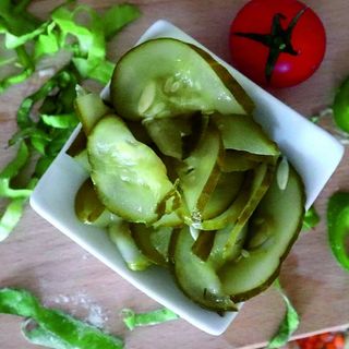 Salată de castraveți murați in saramura