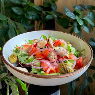 Грецький салат з мідіями (280г)