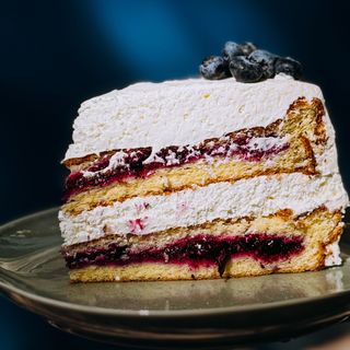 Сметанковий торт з сиром філадельфія та ягодами (230г)