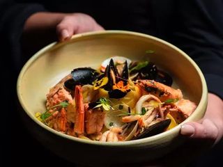 Спагети със сос морски дарове (350г)