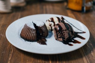 ფონდანტე შოკოლადის გულით და ნაყინით