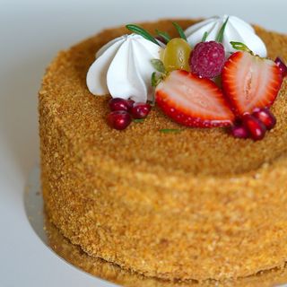 Медовик з чорносливом