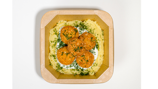 Pure ziemniaczane z kulkami serowymi i sosem śmietankowym