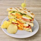 Sándwich triple aguacate