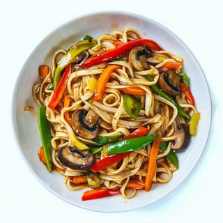 Udon saltati con misti di verdure