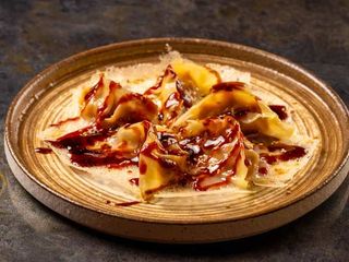 Ravioli di pollo e kimchi alla piastra