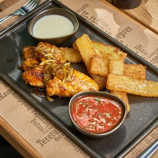 Aripioare picante cu sticks de cartofi