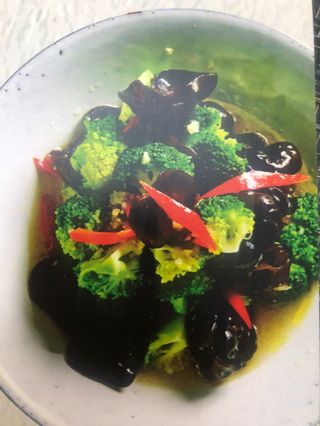 Салат из огурцов и брокколи