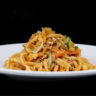Spaghetti con pollo e verdure