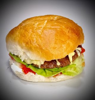 Juneća pljeskavica sa SIROM