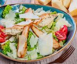 Salata Caesar cu file de pui