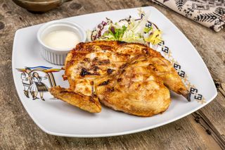 Jumătate de pui la jar cu mujdei de usturoi