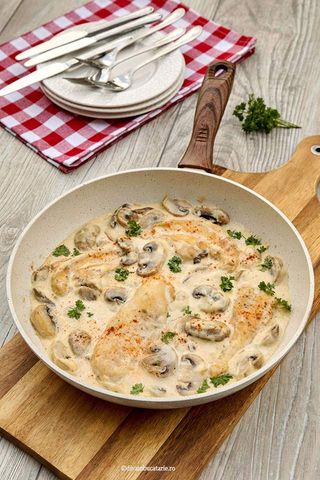 Pui cu ciuperci si smantana 3 portii - 900g