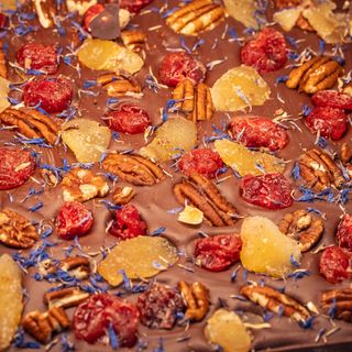 Ciocolata cu lapte, nuci pecan, cirese, ghimbir si albastrele