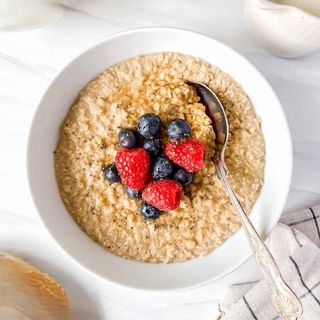 Oatmeal Porridge With Nut + Raisin