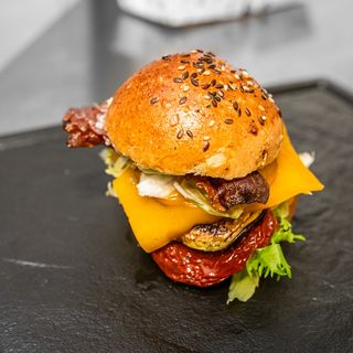 Mini Italiano Vero burger, cartofi prajiti, sos chilli mayo