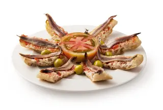 Pan De Coca Con Anchoas