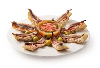 Pan De Coca Con Anchoas