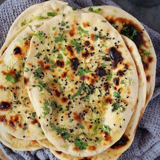  Tandoori Paneer Paratha With Curd (Тандури Хлеб с Брынза и с Кефиром)