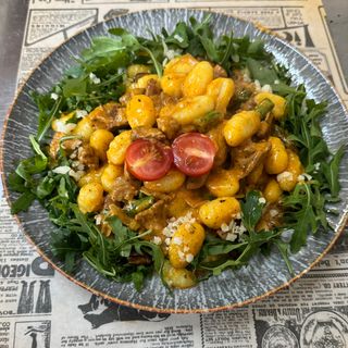 GNOCCHI Z POLĘDWICZKĄ WIEPRZOWĄ I KURKAMI