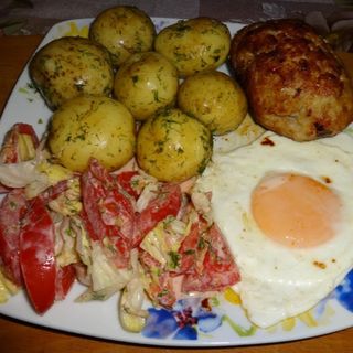 Mielony 2 szt jajka sadzone ziemniaki surówka