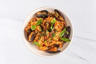 Лингвини с морепродуктами, томатный соус