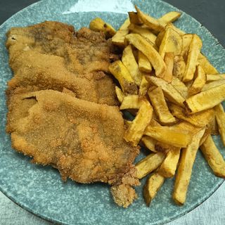 Escalopines de ternera con patatas fritas 