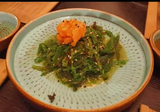Ensalada de algas con Salmón 