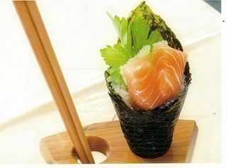 Hand roll salmón