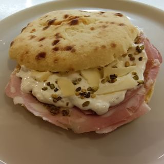 TANIA: (stracciatella, pesto di pistacchio, mortadella, scamorza).