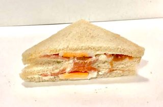 Sándwich De Salmón, Mayonesa Y Huevo 