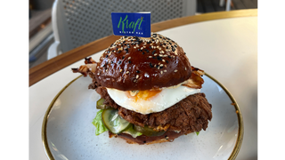 Śniadaniowy burger ze smażonym kurczakiem jajkiem i bekonem