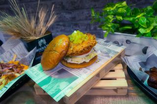 CRISPY CHICKEN BURGER