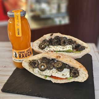 Сандвич кипърска питка със сок Раух