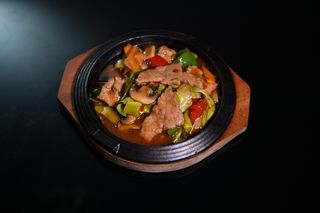 93. Vitello con verdure miste alla piastra