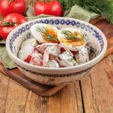 Домашний салат из овощей со сметаной и яйцом (340 г)