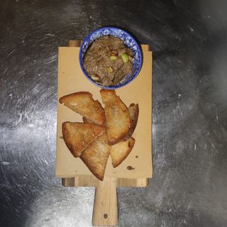 Il pate mitico di fegatini e milza al ginepro con crostini dorati