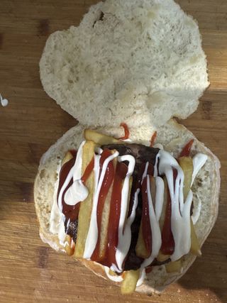 Medaglione hamburger con salse, patatine