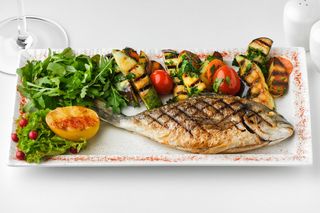 Дорадо з овочами на мангалі