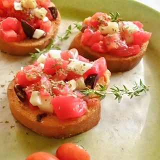 Брускети с домати, пресен босилек, риган и зехтин