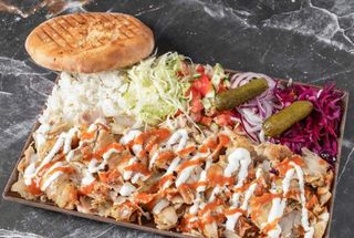 Piatto kebap con verdura alla griglia