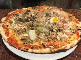 Pizza rossa capricciosa