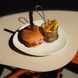 Burger sa cjepkanom junetinom