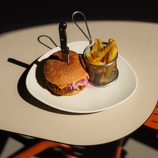 Burger sa cjepkanom junetinom