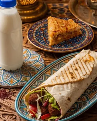 LAWASZ FALAFEL MEDIUM, AYRAN, BAKLAWA ORZECHOWA