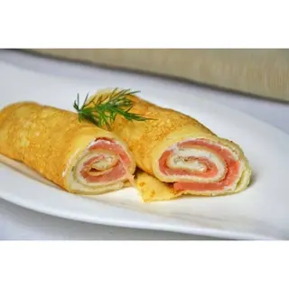 Млинці з крем-сиром і лососем